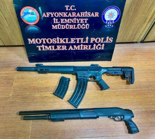 POLİS ÇOK SAYIDA RUHSATSIZ SİLAH VE UYUŞTURUCU MADDELER ELE GEÇİRDİ