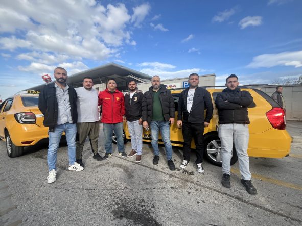 TAKSİ ÜCRETİNİ ÖDEMEDEN KAÇAN MÜŞTERİ OLAYLARINDA ARTIŞ İZMİR'DE TAKSİLERDE ÜCRET ÖDEMEDEN KAÇAN MÜŞTERİLERDEN GERİYE ARAÇ KAMERASINA YANSIYAN GÖRÜNTÜLER KALIYOR