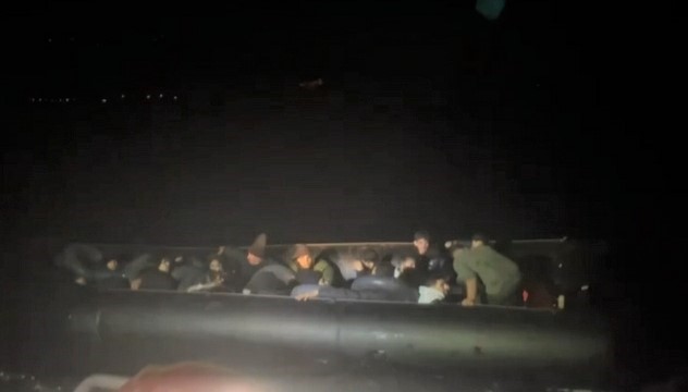 İZMİR AÇIKLARINDA 20 DÜZENSİZ GÖÇMEN YAKALANDI