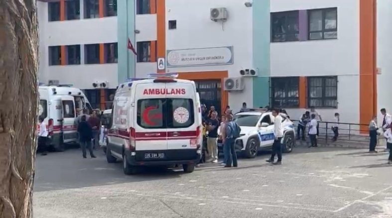 SINIFIN İÇİNDE YANGIN TÜPÜ SIKTILAR: ÇOĞU ÖĞRENCİ TOZDAN ETKİLENDİ