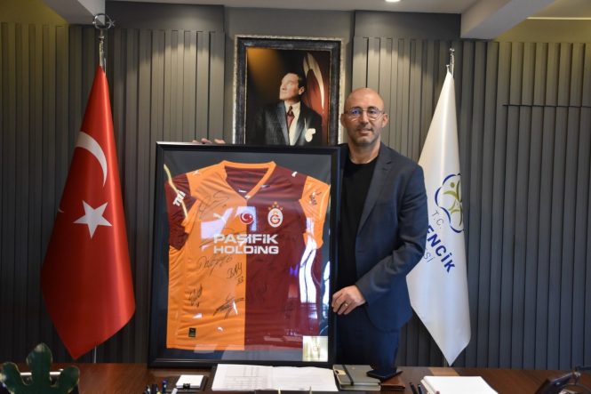 İNCİR HEDİYESİNE İMZALI FORMA GALATASARAY'DAN BAŞKAN ZENCİRCİ'YE LİVERPOOL HATIRASI
