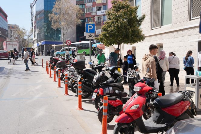 AYDIN'DA ARAÇ SAYISI 5 YILDA YÜZDE 40 ARTTI MOTOSİKLETLER OTOMOBİLLERİ GEÇTİ AYDIN'DA 5 KİŞİYE BİR MOTOSİKLET DÜŞÜYOR