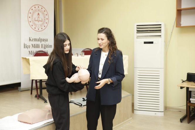 UZMAN DOKTORLARDAN ÖĞRENCİLERE FARKINDALIK EĞİTİMİ