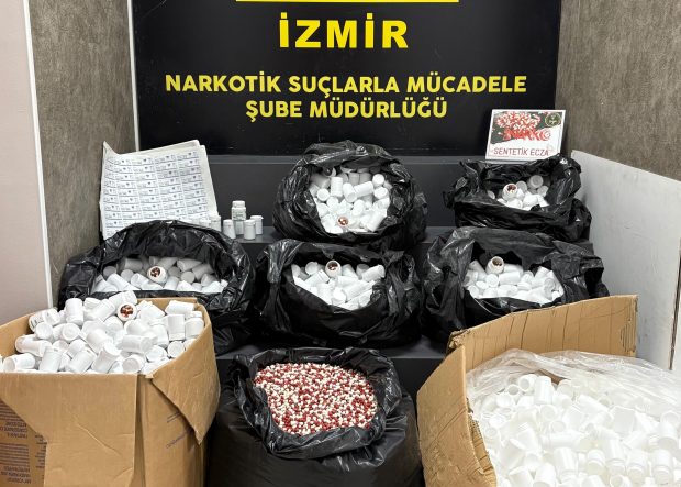 İZMİR'DE 316 BİNİN ÜZERİNDE UYUŞTURUCU HAP YAKALANDI
