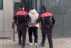 İZMİR'DE 16 YILLA ARANAN FİRARİ HÜKÜMLÜ YAKALANDI