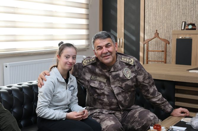 EMNİYET MÜDÜRÜ KARABURUN, OKUL ÖNLERİNDEKİ UYGULAMALARI DENETLEDİ