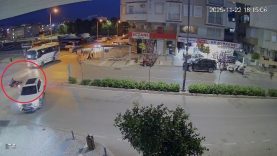 ARACIYLA 'U' DÖNÜŞÜ YAPAN SÜRÜCÜNÜN KARARSIZLIĞI MOTOSİKLET SÜRÜCÜSÜNÜ HASTANELİK ETTİ CİPİN YOLUN ORTASINDA BEKLEDİĞİ ANLAR VE KAZA GÜVENLİK KAMERASINA YANSIDI