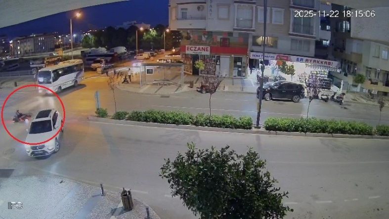 ARACIYLA 'U' DÖNÜŞÜ YAPAN SÜRÜCÜNÜN KARARSIZLIĞI MOTOSİKLET SÜRÜCÜSÜNÜ HASTANELİK ETTİ CİPİN YOLUN ORTASINDA BEKLEDİĞİ ANLAR VE KAZA GÜVENLİK KAMERASINA YANSIDI