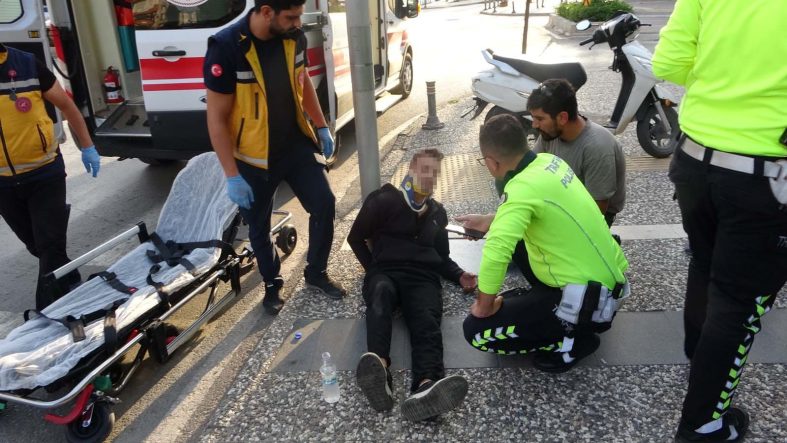 YAYAYA ÇARPMAMAK İÇİN MOTOSİKLETİ DEVİRDİ: 1 YARALI