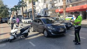 OTOMOBİLİN SAĞINDAN GEÇMEK İSTERKEN AYNI YÖNE DÖNMEK İSTEYEN OTOMOBİLE ÇARPTI