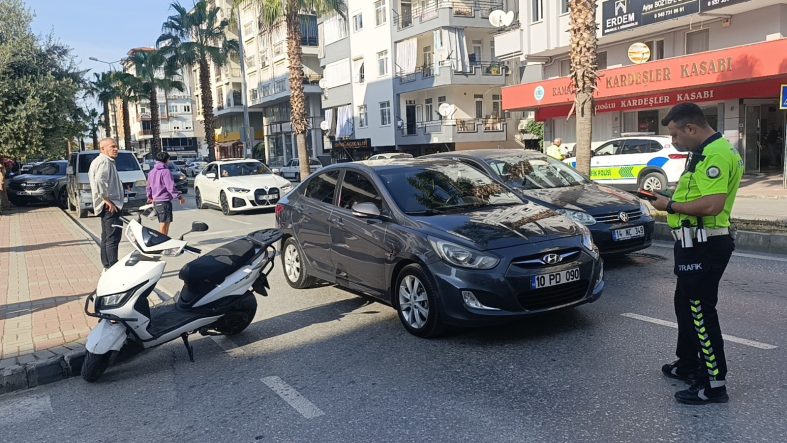 OTOMOBİLİN SAĞINDAN GEÇMEK İSTERKEN AYNI YÖNE DÖNMEK İSTEYEN OTOMOBİLE ÇARPTI