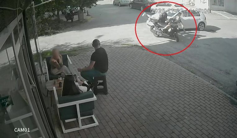 KASKSIZ YOLCU KAFASINI KALDIRIMA ÇARPMAKTAN KIL PAYI KURTULDU MOTOSİKLETİN DEVRİLİP SÜRÜCÜ VE YOLCUNUN SAVRULDUĞU ANLAR GÜVENLİK KAMERASINA YANSIDI