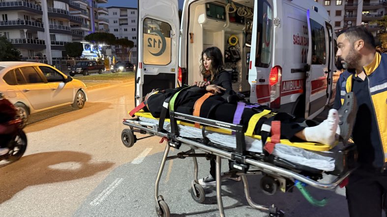 GAZİPAŞA'DA OTOMOBİL İLE MOTOSİKLET ÇARPIŞTI: 1 YARALI