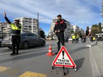 İZMİR KONAK'TA 30 FARKLI NOKTADA DAR ALAN UYGULAMASI: 258 ARACA CEZA KESİLDİ