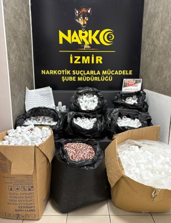 İZMİR'DE ZEHİR TACİRLERİNE ÇİFTE DARBE