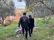 FİRARİ ŞAHIS ORMANLIK ARAZİDE SAKLANIRKEN YAKALANDI