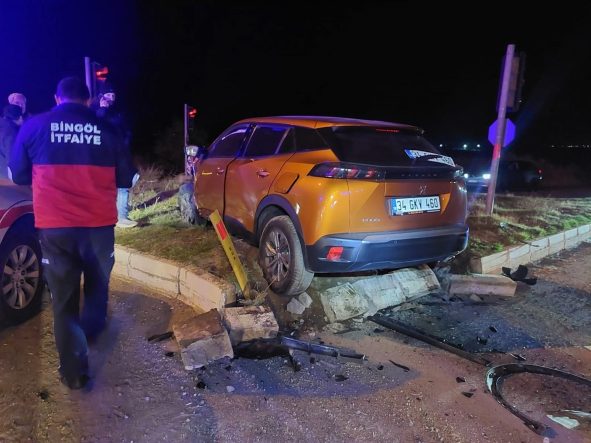 BİNGÖL'DE TRAFİK KAZASI: 4 YARALI