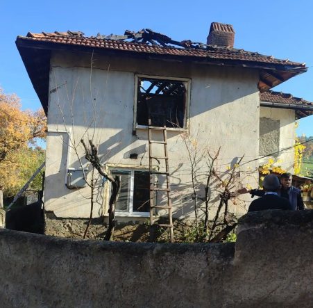 TAVŞANLI'DA 2 KATLI AHŞAP EV YANDI