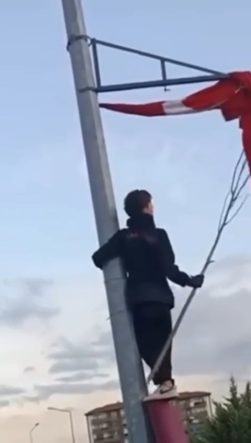 BURSA'DA ÇOCUKLARIN BAYRAK HASSASİYETİ DUYGULANDIRDI..DİREĞE BÖYLE TIRMANDILAR