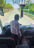 TARAFTARLARI DEPLASMANA GÖTÜREN ŞOFÖR ARAÇ SEYİR HALİNDEYKEN AYAĞA KALKIP OYNADI