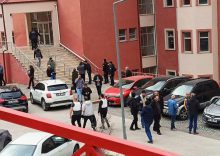 GÜMÜŞHANE ÜNİVERSİTESİ'NDE SİLAHLI REHİNE KRİZİ ÜNİVERSİTEDE GÖREV YAPAN BİR PERSONELİN BAŞKA BİR PERSONELİ SİLAHLA REHİN ALMASI ÜZERİNE BÖLGEYE ÇOK SAYIDA ÖZEL HAREKAT POLİSİ GÖNDERİLDİ