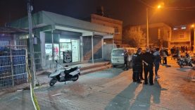 BERBERDEKİ SİLAHLI ÇATIŞMADA 1 KİŞİ HAYATINI KAYBETTİ ADANA'DA DÜN GECE BERBERDE ÇIKAN ÇATIŞMADA 3'Ü AĞIR 7 KİŞİ YARALANMIŞTI: YARALILARDAN BİRİ KURTARILAMADI