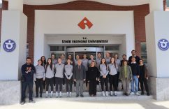 İEÜ, SET VERMEDEN ŞAMPİYON OLDU