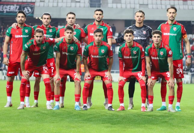 KARŞIYAKA, 3. LİG'DE KAYBETMEYEN İKİ TAKIMDAN BİRİSİ