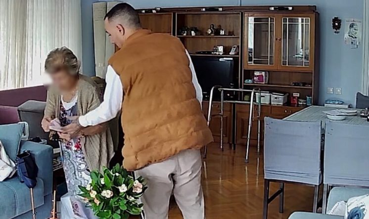 MANDA YOĞURDU SATMA BAHANESİYLE YAŞLILARI 'TIRNAKÇILIK'LA DOLANDIRDI