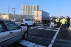 KIRMIZI IŞIKTA BEKLEYEN ARACA ÇARPTI: 3 YARALI