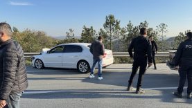 ARNAVUTKÖY'DE ZİNCİRLEME TRAFİK KAZASI: YAN YATAN KAMYONETTE SIKIŞAN SÜRÜCÜYÜ VATANDAŞLAR KURTARDI