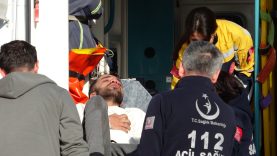 YANGINA UYKUDA YAKALANDI, DUMANDAN ETKİLENDİ YANGINI FARK EDEN BİNA SAKİNLERİ KENDİNİ SOKAĞA ATTI