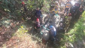 TRAKTÖR ALTINDA CAN PAZARI TRAKTÖRDE SIKIŞAN YAŞLI ADAM VİNÇ YARDIMIYLA KURTARILDI