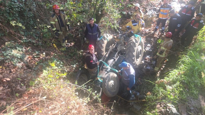 TRAKTÖR ALTINDA CAN PAZARI TRAKTÖRDE SIKIŞAN YAŞLI ADAM VİNÇ YARDIMIYLA KURTARILDI