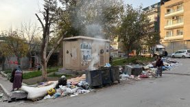 BUCA'DA PARK MANZARALI ÇÖP DAĞLARI HEMEN HER PARKIN YANI BAŞINDA TOPLANMAYAN ÇÖPLERİN YAYDIĞI KÖTÜ KOKU VE ÇİRKİN MANZARALAR GÖRENLERİ ÇİLEDEN ÇIKARIYOR