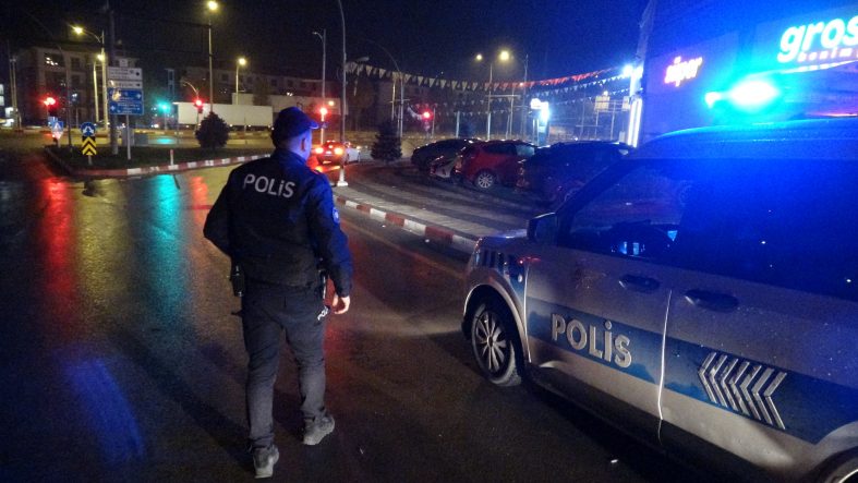 SİLAHLA YARALAYIP ARACINA ALDIĞI ŞAHSI YOL KENARINA ATIP KAÇTI