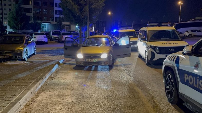 UYGULAMADA POLİSE ÇARPAN SÜRÜCÜ 1.73 PROMİL ALKOLLÜ ÇIKTI: 68 BİN TL PARA CEZASI YAZILDI KAYSERİ'DE POLİS ÇARPIP KAÇAN SÜRÜCÜ HAKKINDA ADLİ İŞLEM BAŞLATILDI