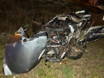 UŞAK'TA OTOMOBİL ŞARAMPOLE DEVRİLDİ: 2 ÖLÜ, 1 YARALI