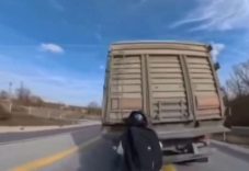 MOTOSİKLET, KAMYONA ARKADAN ÇARPTI: 1 YARALI