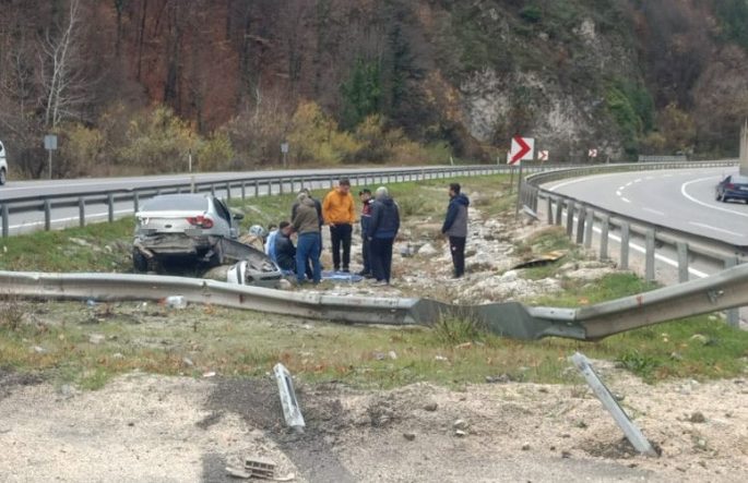 KONTROLDEN ÇIKAN OTOMOBİL BARİYERLERE ÇARPIP REFÜJE GİRDİ; 2 KİŞİ YARALI