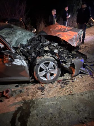 ÇEKİCİYE ÇARPAN OTOMOBİLİN SÜRÜCÜSÜ YARALANDI