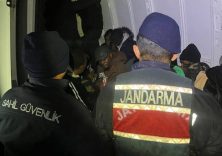 İZMİR'DE 27 DÜZENSİZ GÖÇMEN VE 4 GÖÇMEN KAÇAKÇISI YAKALANDI