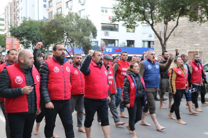 İZMİR BÜYÜKŞEHİR İŞÇİLERİNDEN ÇIPLAK AYAKLI PROTESTO