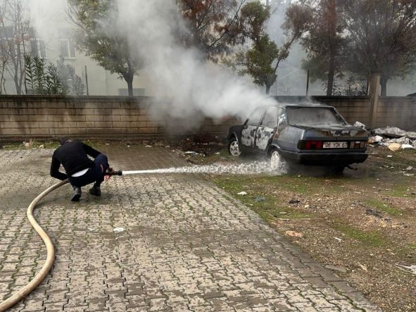 KURTALAN'DA ARAÇ ALEV TOPUNA DÖNDÜ