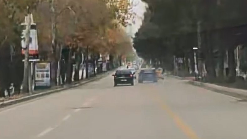 ELAZIĞ'DA TRAFİKTE MAKAS ATAN SÜRÜCÜ KAMERAYA YANSIDI