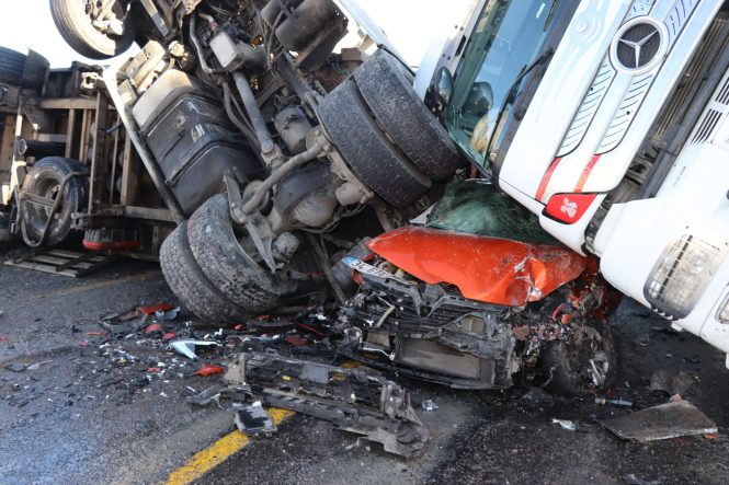 POSOF'TA BUZDA KAYAN İKİ TIR VE BİR OTOMOBİL BİRBİRİNE GİRDİ: 1 YARALI