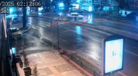 ALKOLLÜ VE EHLİYETSİZ KADIN SÜRÜCÜ DEHŞET SAÇTI YAYANIN KIL PAYI KURTULMA ANI KAMERAYA YANSIDI