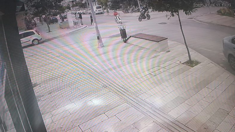 MOTOSİKLETLER KAVŞAKTA ÇARPIŞTI, 2 KİŞİ YARALANDI: KAZA ANI KAMERADA