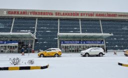 YÜKSEKOVA'DA YOĞUN KAR YAĞIŞI UÇAK SEFERLERİNİ DURDURDU