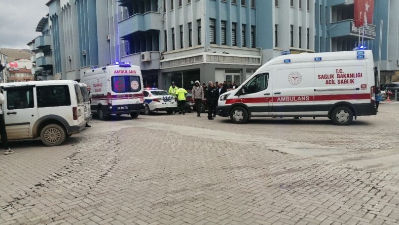 ISPARTA'DA MOTOSİKLETLE OTOMOBİL ÇARPIŞTI: 1 YARALI